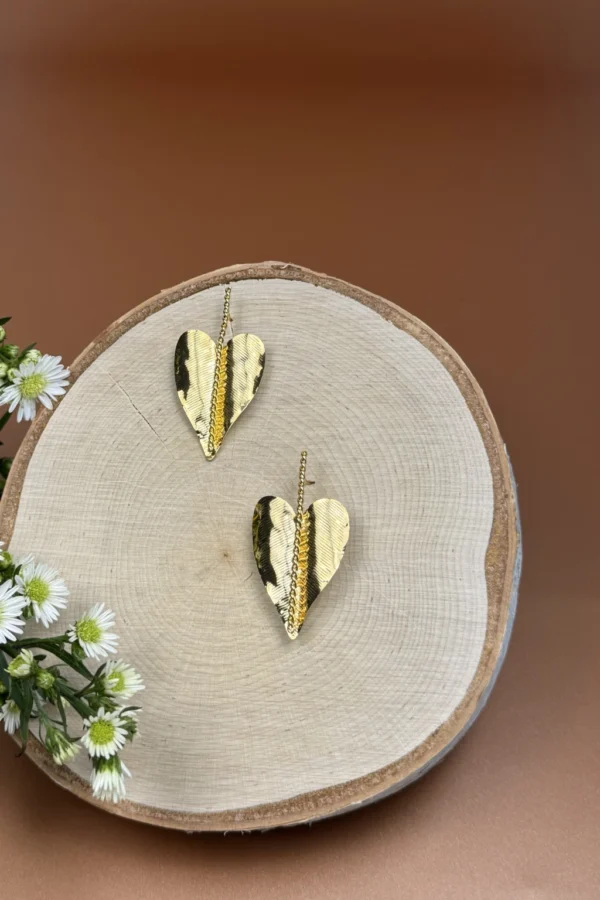 Golden-Leaf-earrings-crafted-in-18k-gold-plated-bronze-with-a-central-chain-that-highlights-their-natural-and-sophisticated-structure