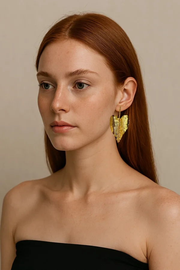 Golden-Leaf-earrings-crafted-in-18k-gold-plated-bronze-with-a-central-chain-that-highlights-their-natural-and-sophisticated-structure