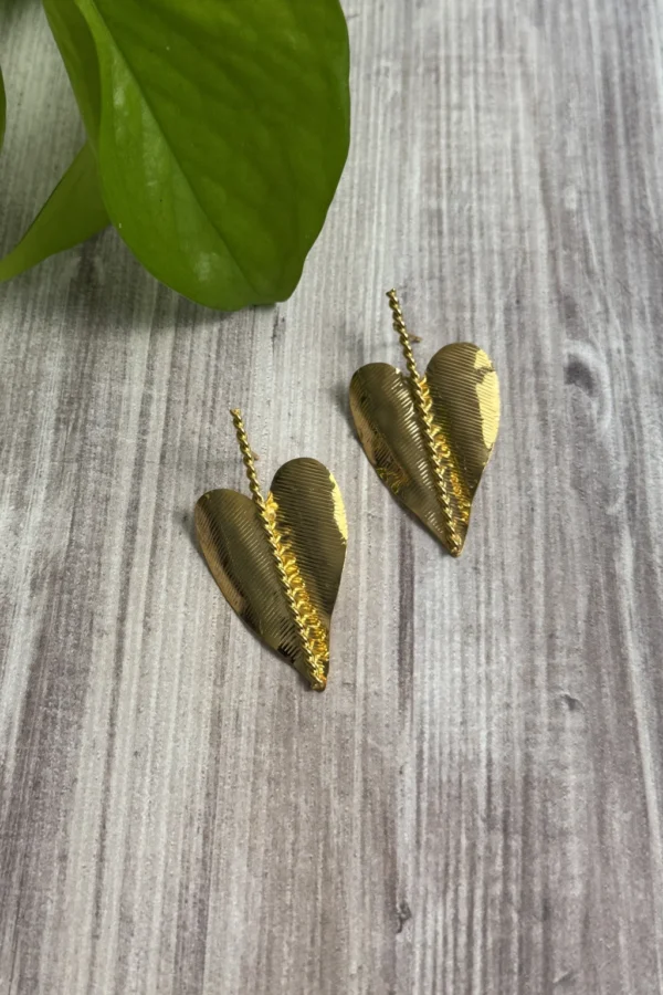 Golden-Leaf-earrings-crafted-in-18k-gold-plated-bronze-with-a-central-chain-that-highlights-their-natural-and-sophisticated-structure