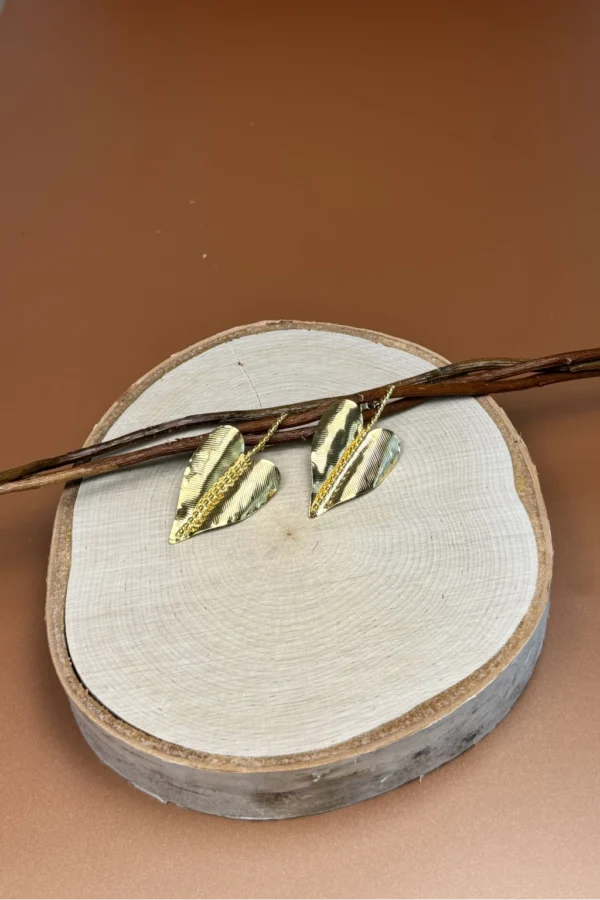 Golden-Leaf-earrings-crafted-in-18k-gold-plated-bronze-with-a-central-chain-that-highlights-their-natural-and-sophisticated-structure