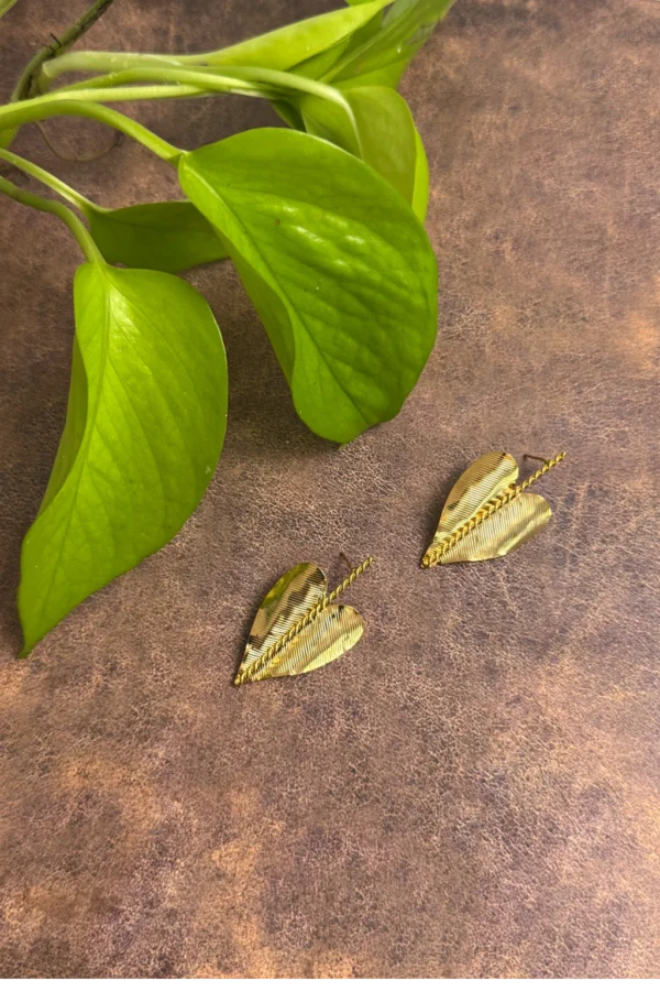 Golden-Leaf-earrings-crafted-in-18k-gold-plated-bronze-with-a-central-chain-that-highlights-their-natural-and-sophisticated-structure