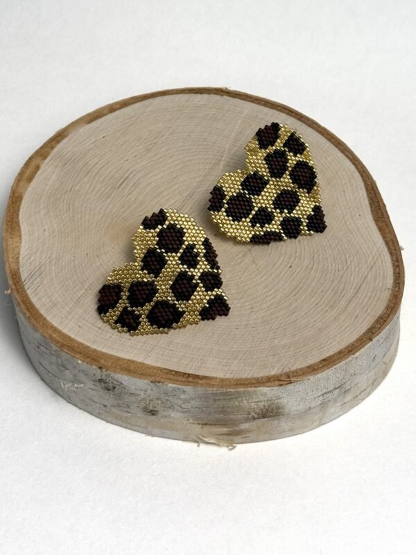 Instinct-earrings-handcrafted-with-Miyuki-glass-beads-woven-heart-shaped-silhouette-leopard-pattern